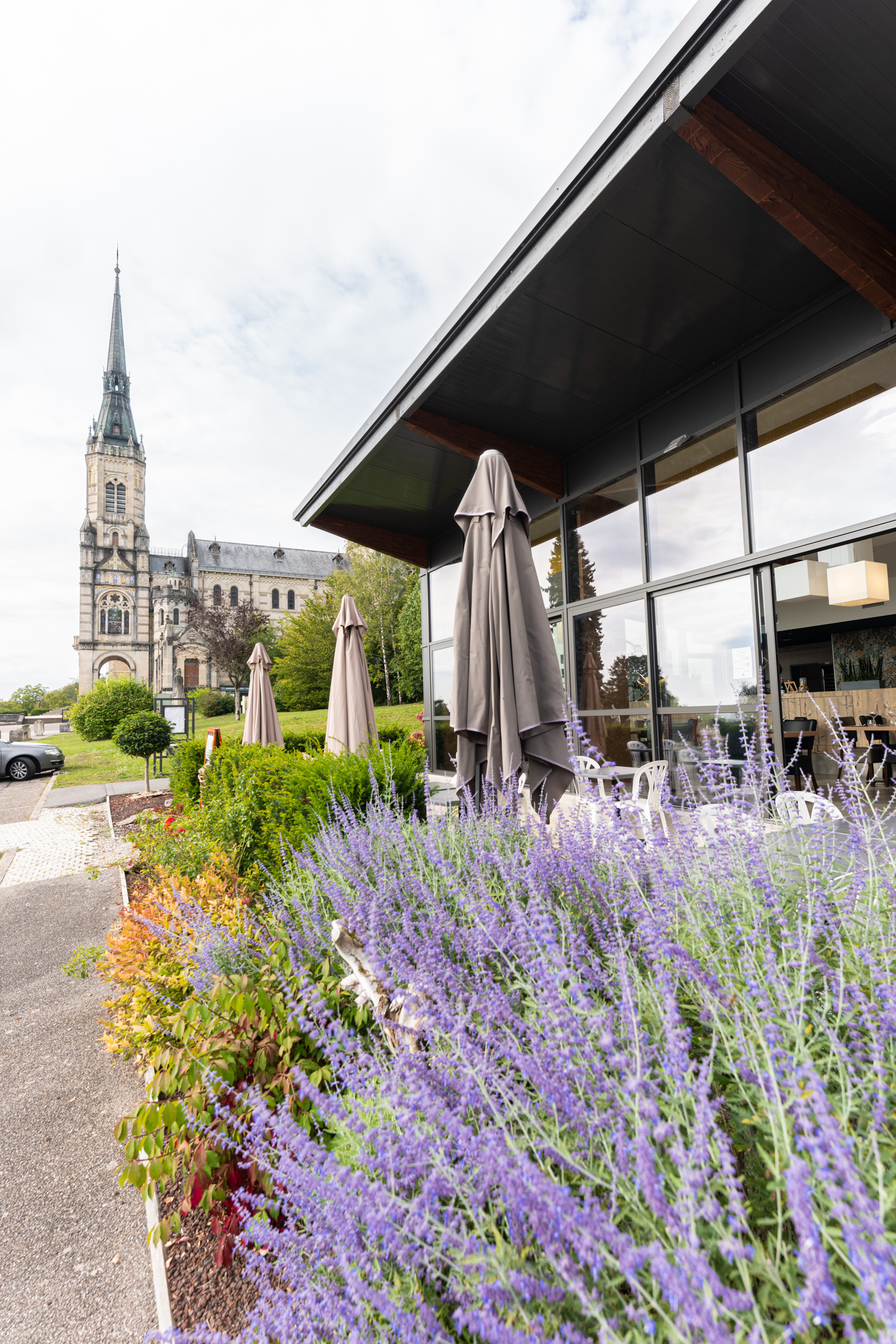 Le restaurant du bois chenu à Domremy-la-Pucelle a une vue imprenable sur la basilique éponyme